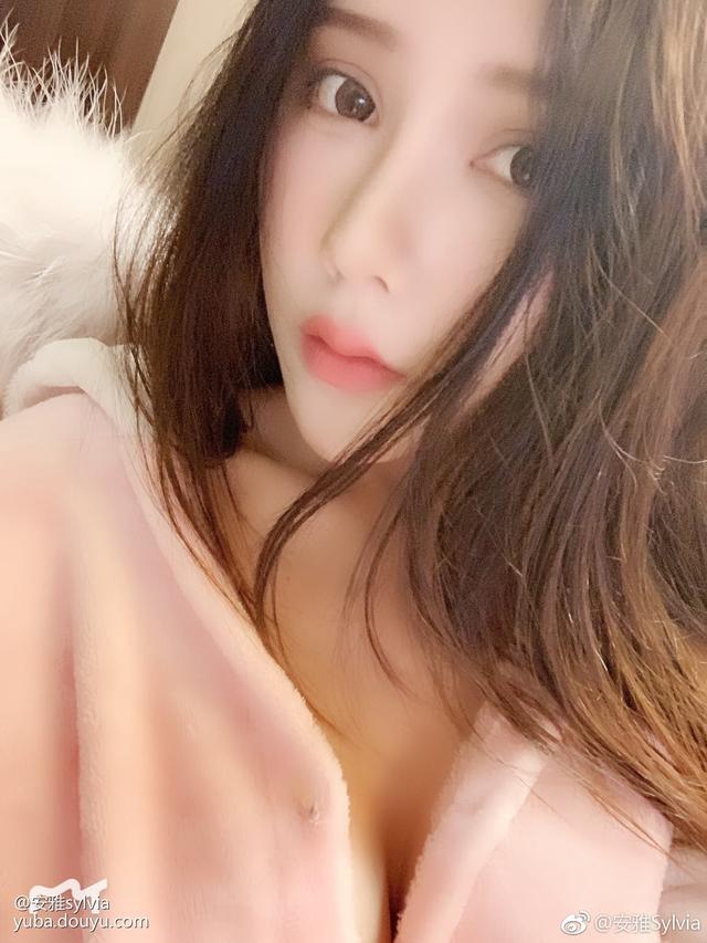 斗鱼女主播安雅Sylvia,直播解扣网友瞬间炸了