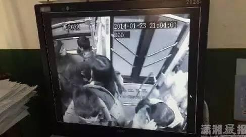 10岁小女孩未让座被大妈骂哭