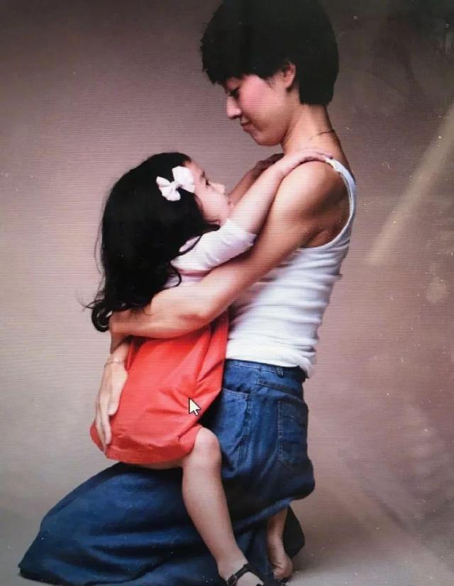 谢娜半个冰箱都是母乳!娱乐圈5位“背奶妈妈”,证明母爱真伟大