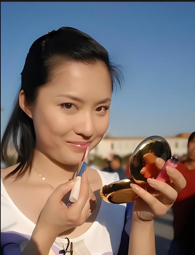 她是央视最穷主持人，工作22年不涨工资，43岁凑够首付买房