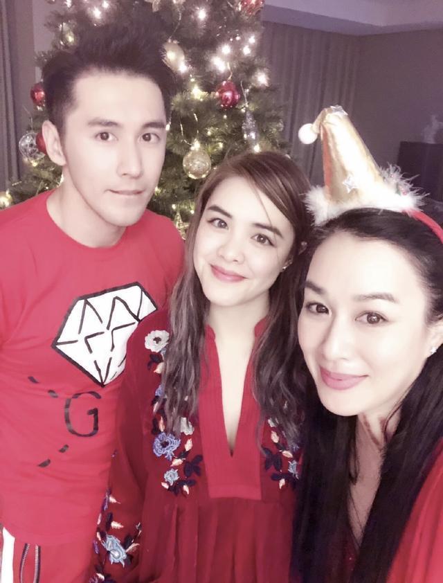 太大胆！25岁张敏钧演唱会看台当众除罩脱裤，惹得男子频侧目偷瞄