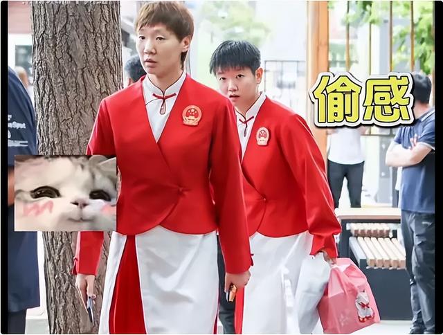 表彰大会路透莎莎穿裙子,莎莎似乎穿裙子了,直接在路边撅起屁股