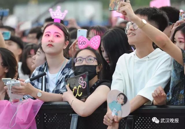 斗鱼嘉年华人山人海,冯提莫演唱《佛系少女》燃爆全场
