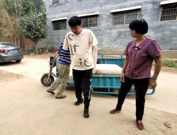 90后无臂主播咬筷子打字，直播卖花生养全家拒绝打赏