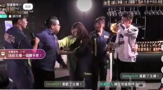 男星直播中跟女粉亲密互动，突遭女方男友上台暴揍，场面失控受伤