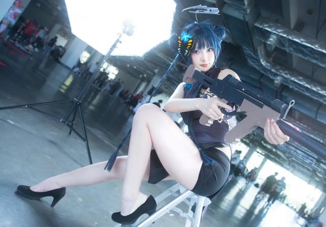 碧蓝档案:御坂奈良cos妃咲,穿着旗袍,拿着枪的丸子头萌妹!