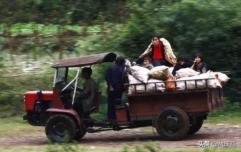 搭乘拖拉机，同行妇女笑：别看你是当兵的，你有点笨