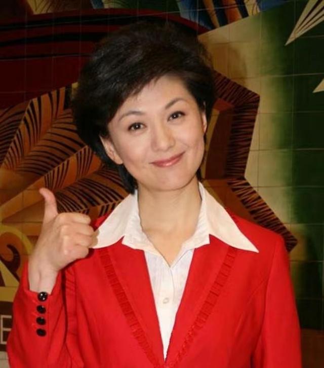 海霞：21岁成央视主播，28岁嫁清华教授，如今52岁官宣新身份