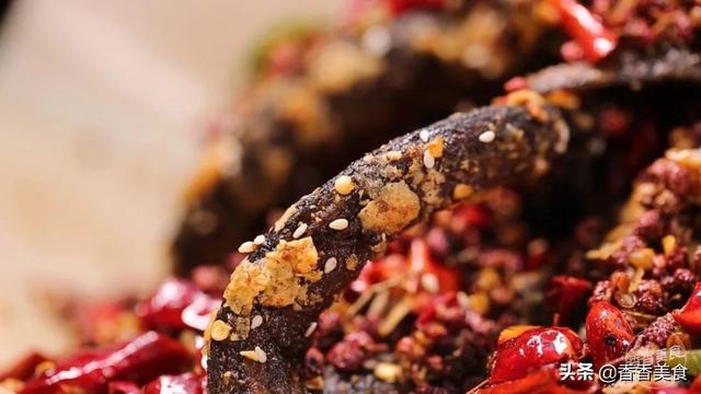 “掐着头，捏着腰，顺着脖子往下薅”，打一美食