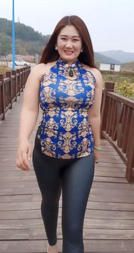 农村大姐姐穿肚兜出门“充气娃娃”笑的灿烂，紧身裤裹的有点窄