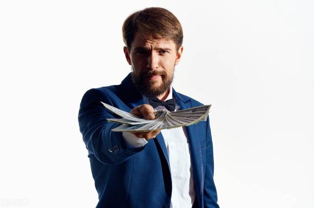 90后服装老板跨界卖麻椒鸡，6个月后月入百万，他是怎么做到的？