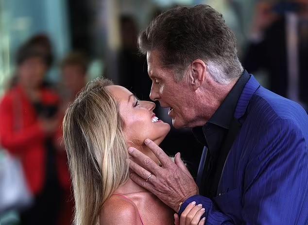 69岁大卫哈塞尔霍夫与42岁的妻子参加电视节开幕式，镜头前秀恩爱