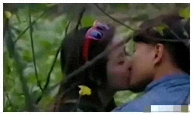 “就地办事，套套乱扔”，小树林成野战地，环卫工多次亲眼目睹！