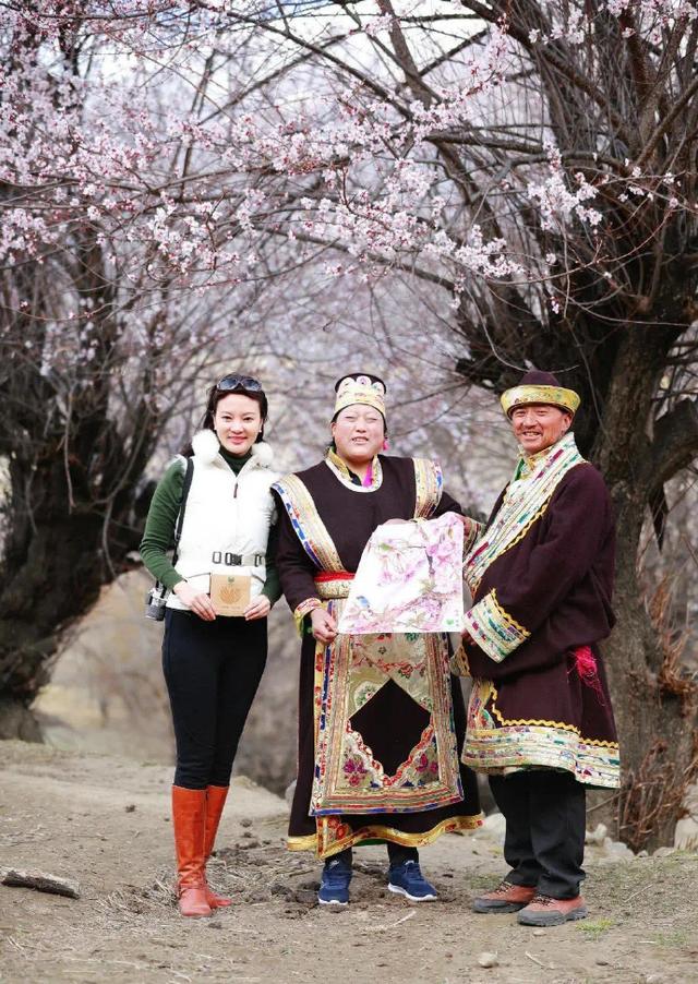 央视主持人刘芳菲近照曝光，衣着朴素端庄秀丽，低调热心公益