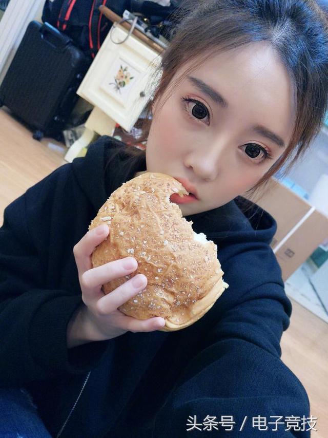 LOL女主播冯提莫晒吃面包美照，网友却想歪了｜悦竞有料