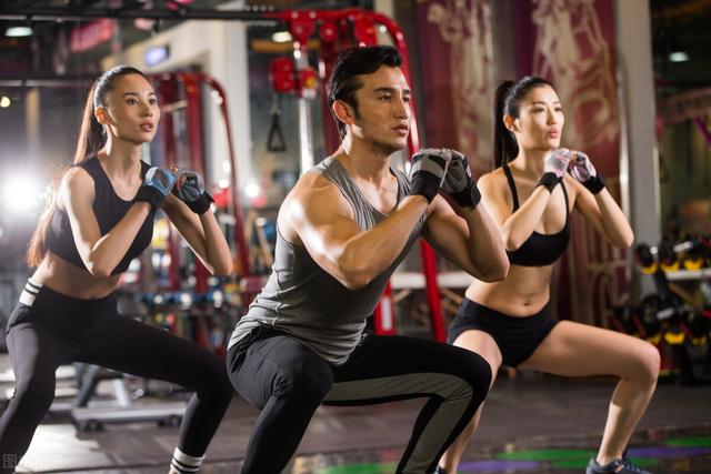 女主播“细腰翘臀”直播,看新闻人数飙升,好身材该如何塑造