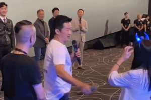 女主播被男友暴打(男星直播中跟女粉亲密互动，突遭女方男友上台暴揍，场面失控受伤)