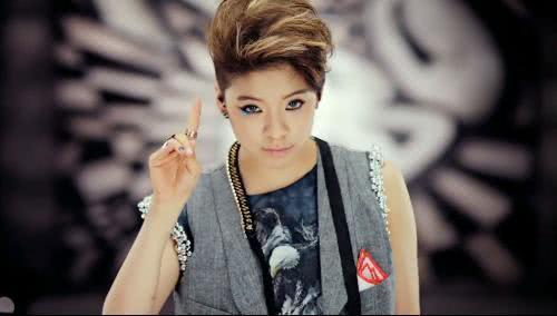 宋茜队友拍MV与半裸男演员激烈舌吻，自己回放视频后感叹：好恶心