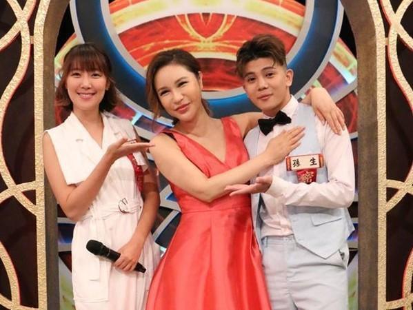 男星直播中跟女粉亲密互动，突遭女方男友上台暴揍，场面失控受伤