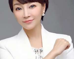 天气预报女主播被潜1(央视天气预报主持人王蓝一，女儿笑笑与妈妈很像，老公是谁已成谜)