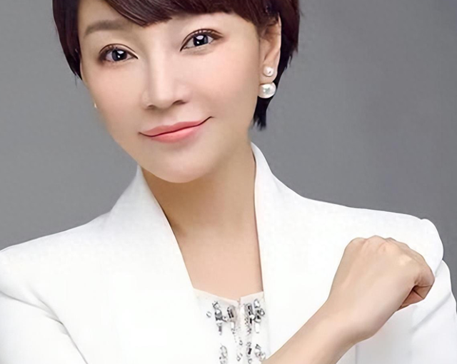 央视天气预报主持人王蓝一，女儿笑笑与妈妈很像，老公是谁已成谜