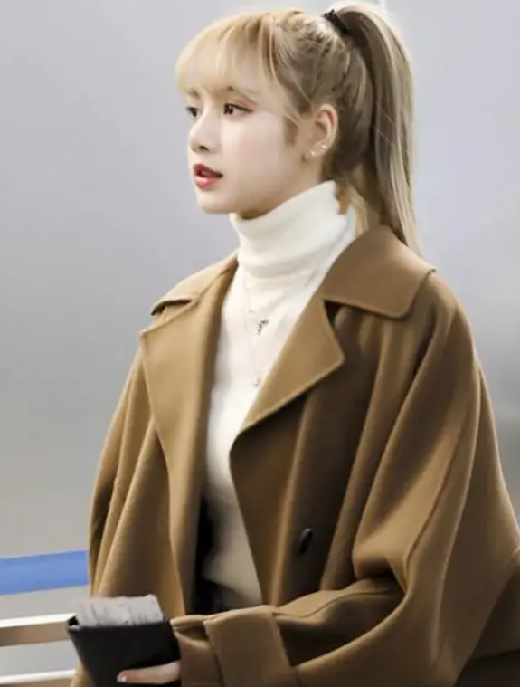 Lisa出席疯马秀，VIP可以竞价抚摸，疑似还有“无裤”高抬腿动作