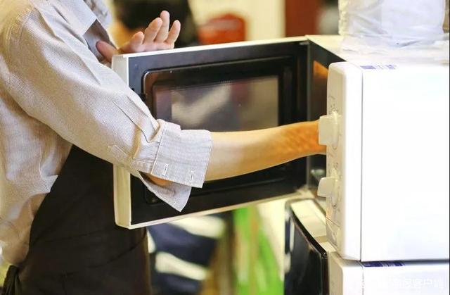 “老公水开了,帮我倒面粉吧”,只是随口一句,瞬间家毁人亡