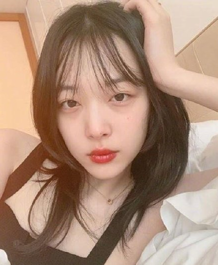 具荷拉直播时痛哭！韩国女艺人崔雪莉家中身亡 雪莉最后一条ins图写了什么内容