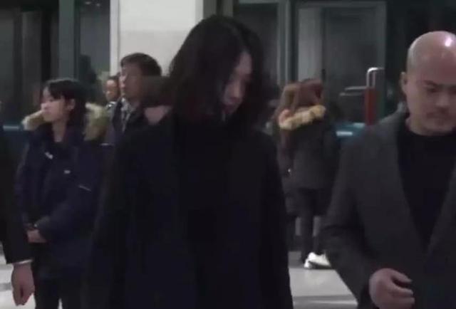 具荷拉直播时痛哭！韩国女艺人崔雪莉家中身亡 雪莉最后一条ins图写了什么内容