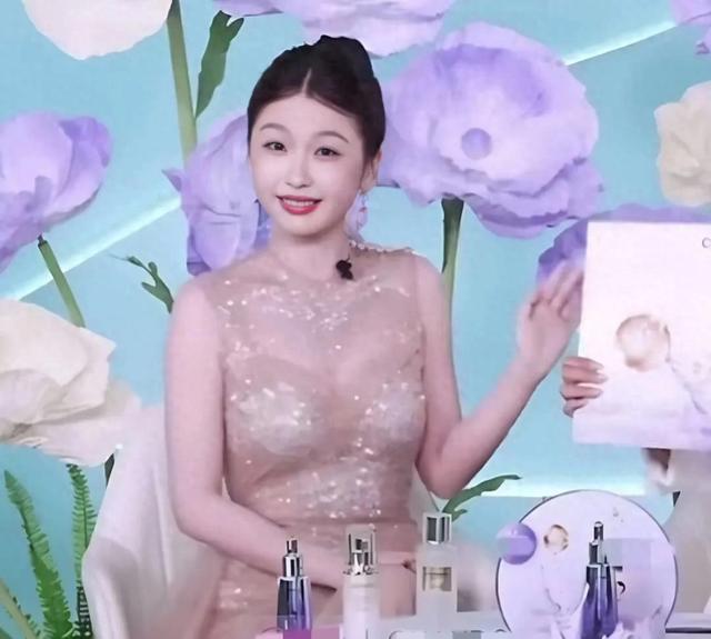 虞书欣直播被骂像抽风!网友:30岁人了,就别装嗲眨眼睛扮可爱