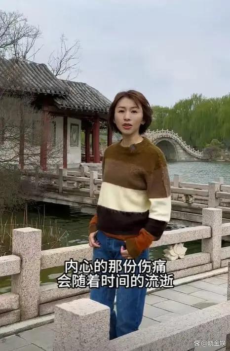 女主播欧阳夏丹在济南出差期间，晚上坐在南郊宾馆里，一口气看完