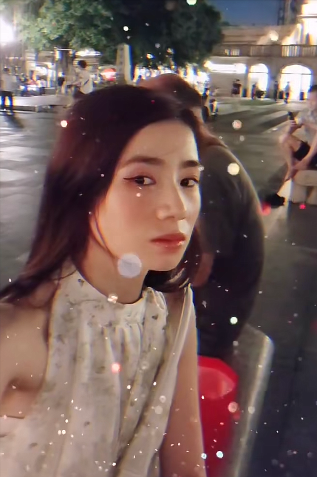 男子在户外吸烟，被女主播扔水后续，女子道歉并暗示自己抑郁