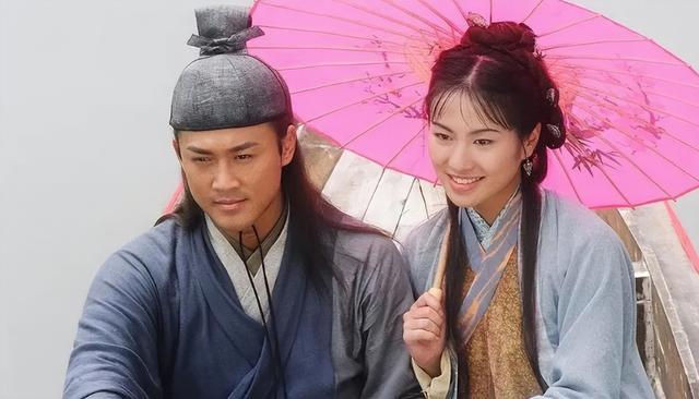 叶璇穿“小三裙”直播蹭流量,回看她的28位前任,比董小姐还豪放