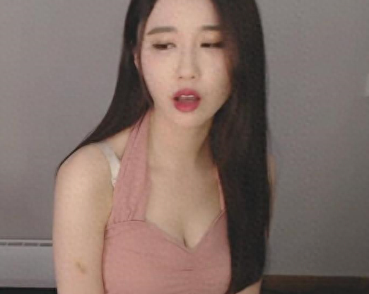 斗鱼女主播轩子出新招，直播闻脚操作太迷，网友：有那味了