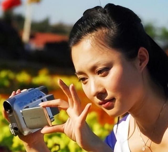 她是央视最穷主持人，工作22年不涨工资，43岁凑够首付买房