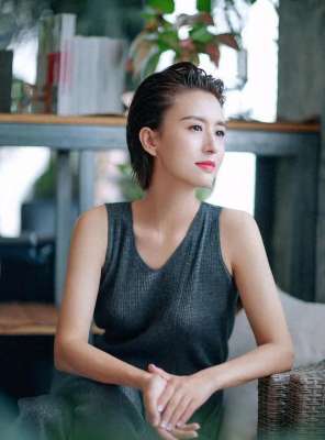 面纱女主播(嫁70岁富翁？包养4个男人？披在主持人张蕾身上的面纱该揭开了)