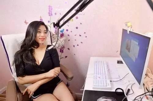 从很黄很暴力到拼颜值、比社交，她们如何凭小黑屋，麦克风，摄像头，赚取时薪10万块！