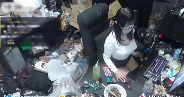 这就是你们的女神？女主播房间脏得像“猪圈”，上厕所直接用尿壶