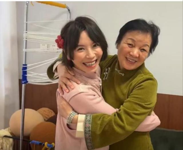 黄雅莉元宵节全家福曝光！两位妈妈颜值惊艳全场