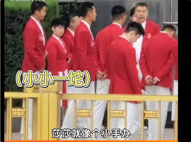 表彰大会路透莎莎穿裙子,莎莎似乎穿裙子了,直接在路边撅起屁股