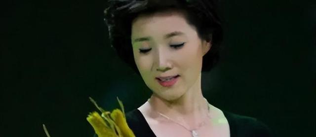 央视“首席女主播”李修平：42岁再婚嫁大10岁丈夫，至今无儿无女