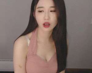 女主播直播脚(斗鱼女主播轩子出新招，直播闻脚操作太迷，网友：有那味了)