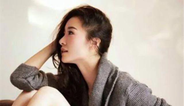 张一山跟老师拍吻戏，过于投入伸出舌头，网友：不差这点流量