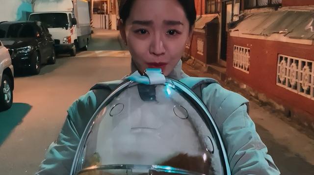 变态潜入美女网红家，却意外目击命案现场！韩国悬疑片《她死了》