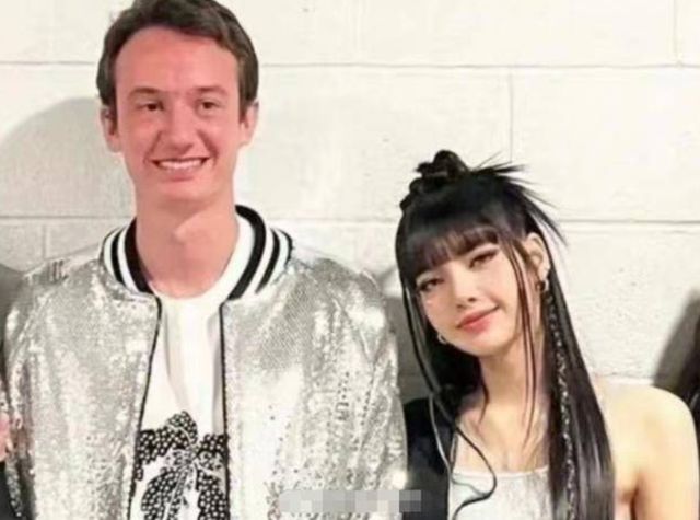 Lisa出席疯马秀，VIP可以竞价抚摸，疑似还有“无裤”高抬腿动作