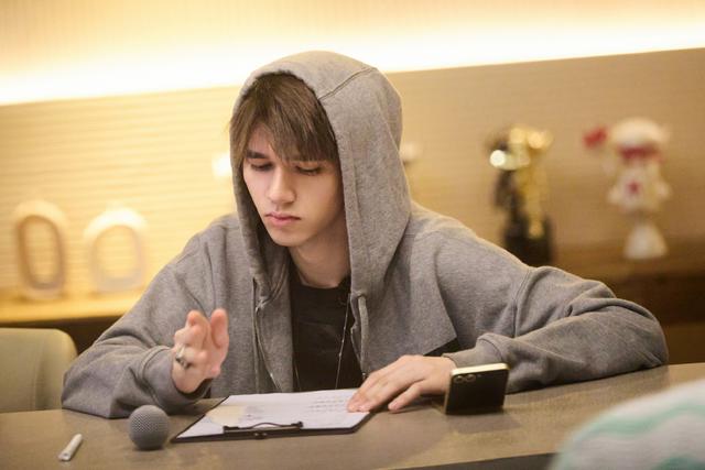 李佳琪披哥大方送，自称撒饭担当，梁龙吐槽李佳琪对朋友厚此薄彼