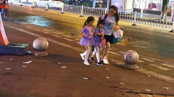 “涉黄卡片”撒满地，广州家长怒了，记者暗访竟发现……