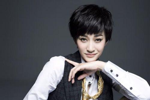 三次元世界简单又复杂，李小冉演女主播接地气的生活。