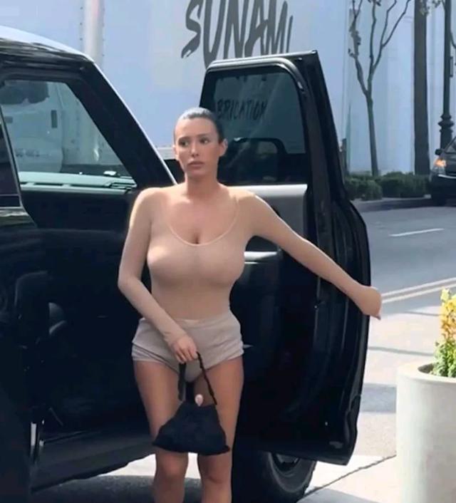 侃爷豪气地带着身着透视装的妻子“G”豪乳！