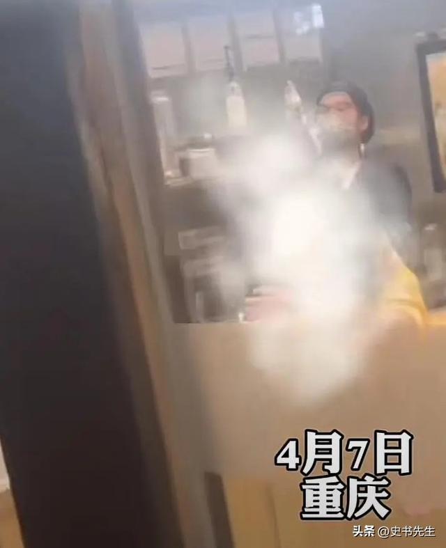 辣眼！重庆女子奶茶店上演“脱衣秀”，店员最新回应：不认识！